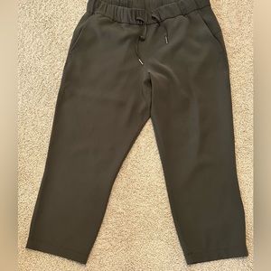 Lululemon size 10 on the fly 7/8 pant woven EUC
